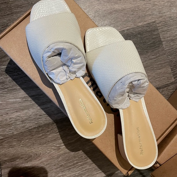New reformation Mariah Minimal Sandal in white snake emboss size 5.5 - Picture 3 of 4